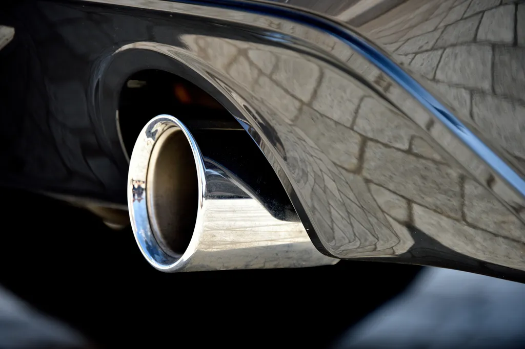 Installer une ligne d'échappement inox de performance et des pièces de sport à Martigues