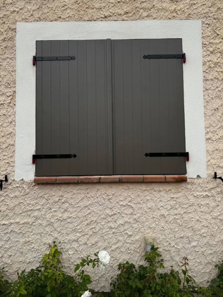 Installation de volets battants sur-mesure en résine composite