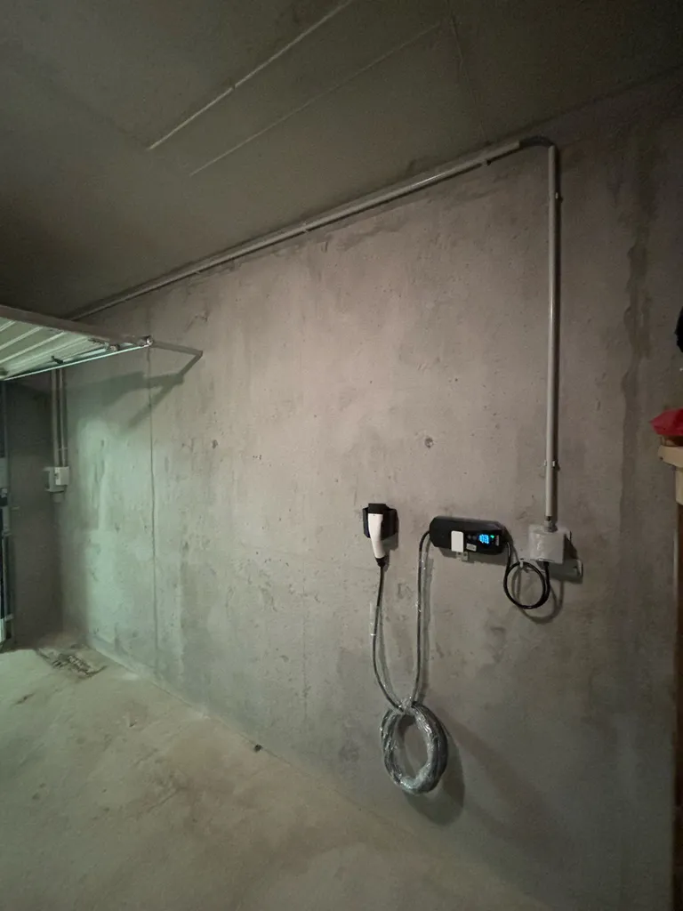 Installation d'une borne de recharge pour véhicule électrique toute marque dans une villa de Pessac proche de Bordeaux
