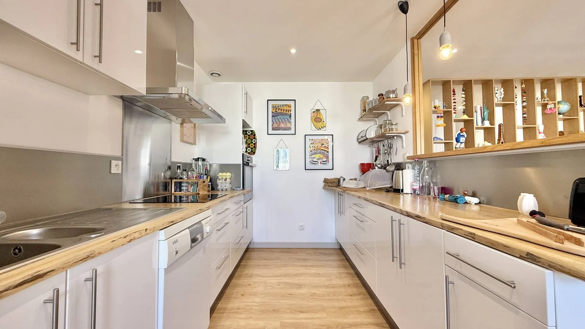 Appartement 2 chambres à vendre à Dieppe : comprenant dressing, bureau et salle d’eau avec buanderie intégrée.