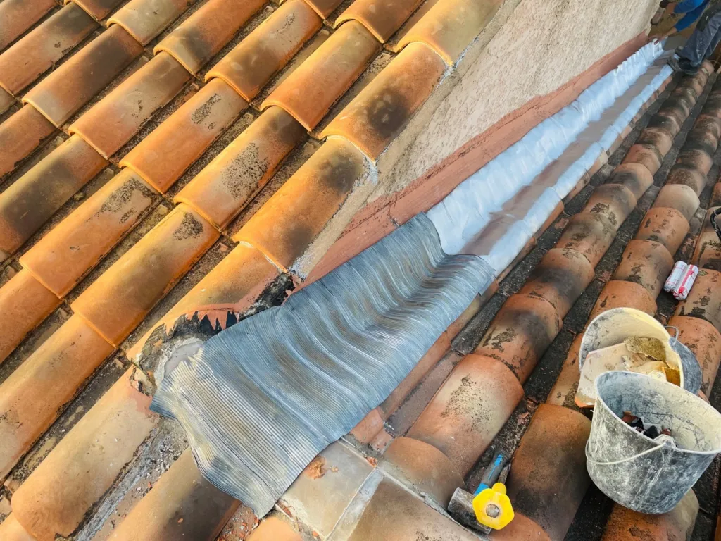 Nouvelle intervention pour un changement de Solin en Plomb sur Bouc-Bel-Air près de Aix en Provence