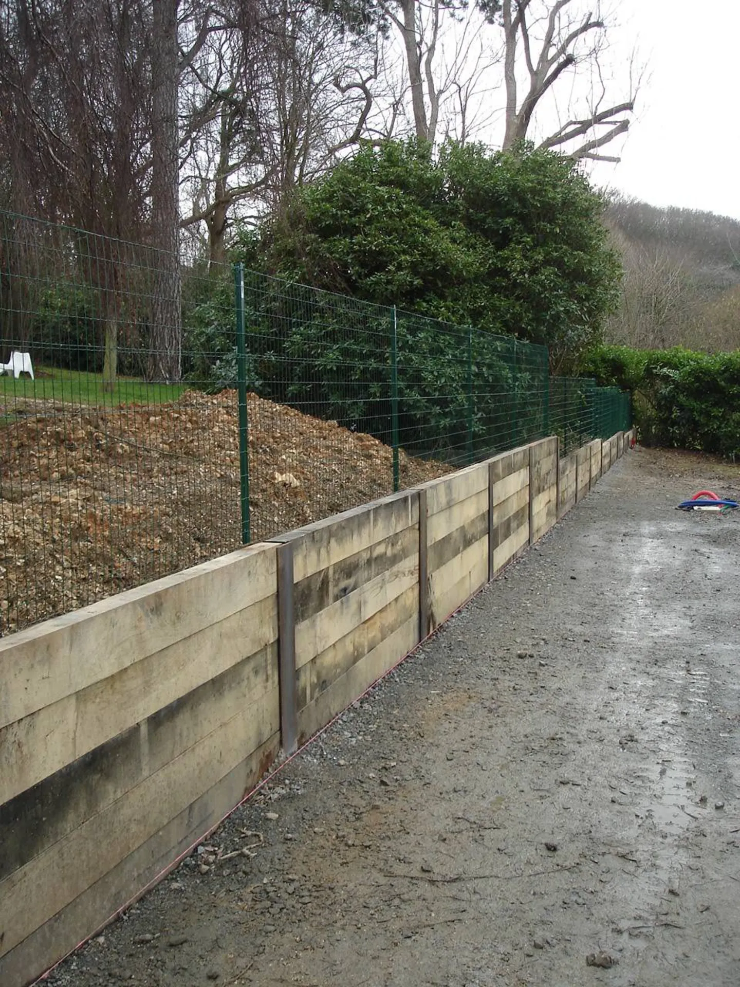Aménagement d'un soutenement avec traverses en chène et fer H proche du Havre 76 
