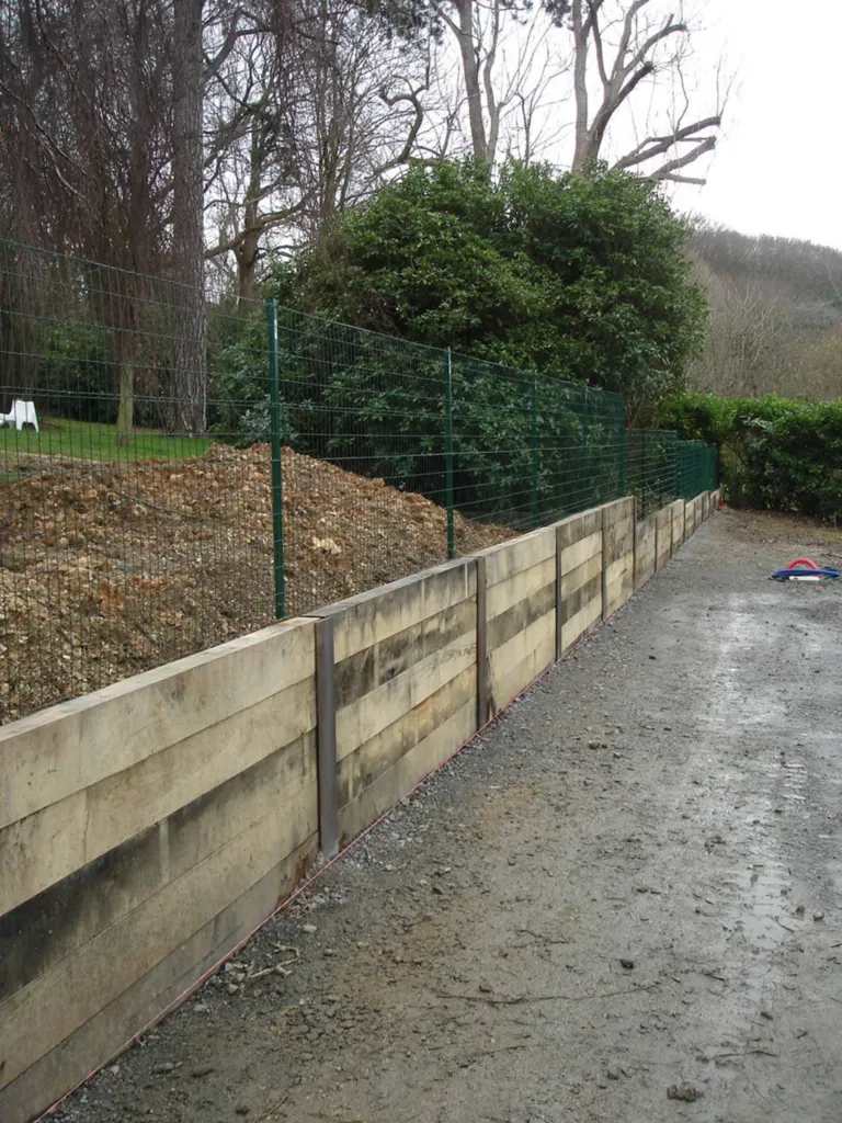 Aménagement d'un soutenement avec traverses en chène et fer H proche du Havre 76 