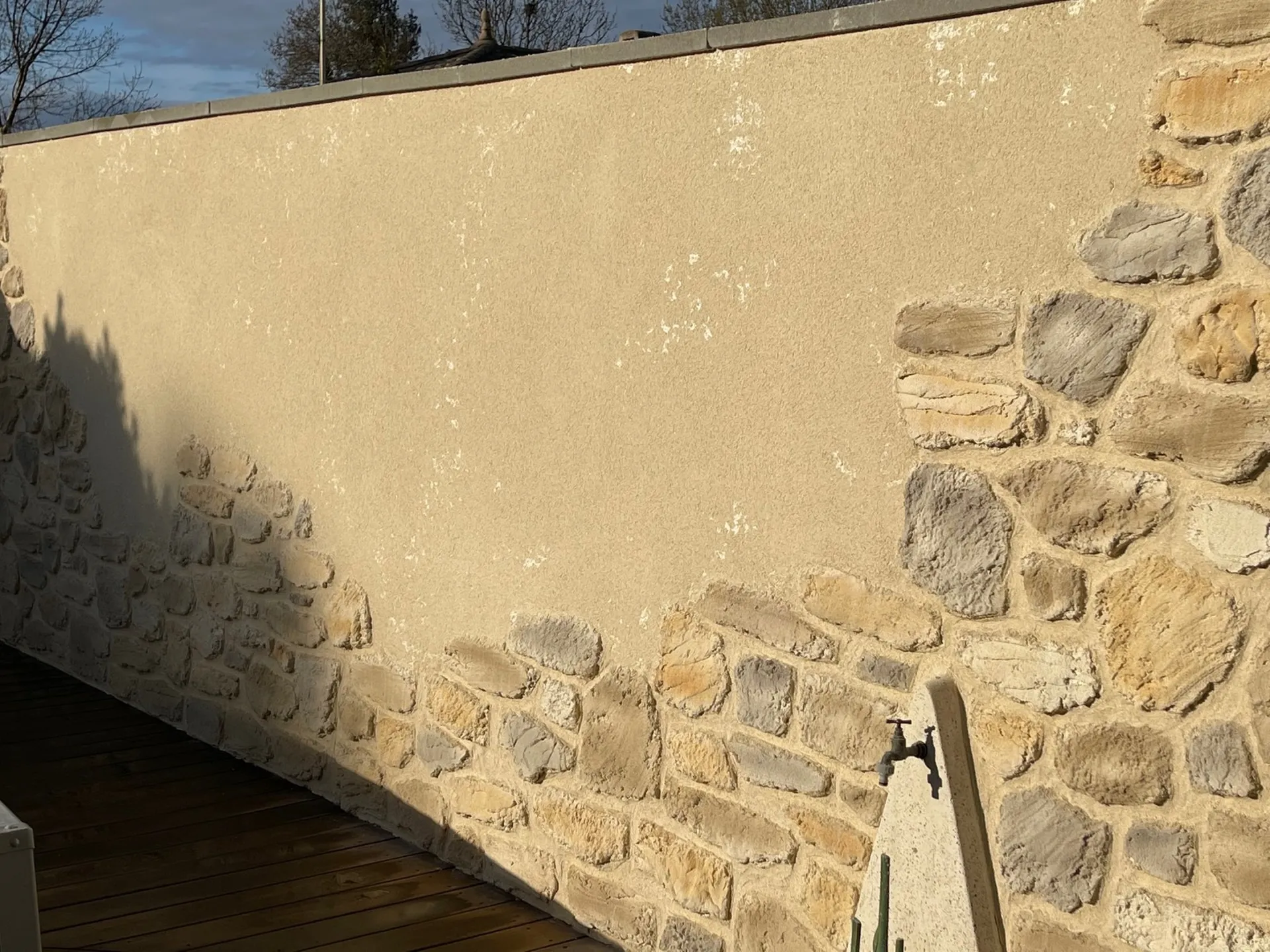 Tour de piscine en cascade de pierre à Narbonne dans l’Aude
