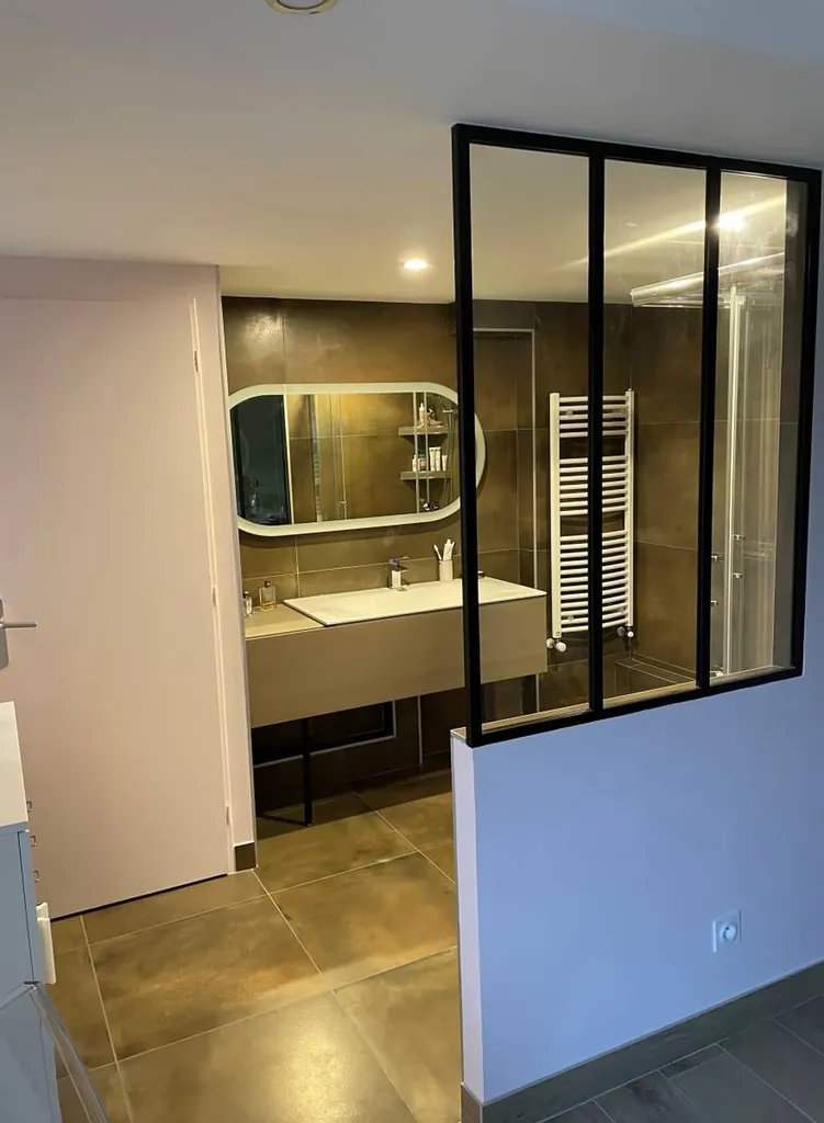 Salle de bain moderne réalisée dans une suite parentale issue d’un garage