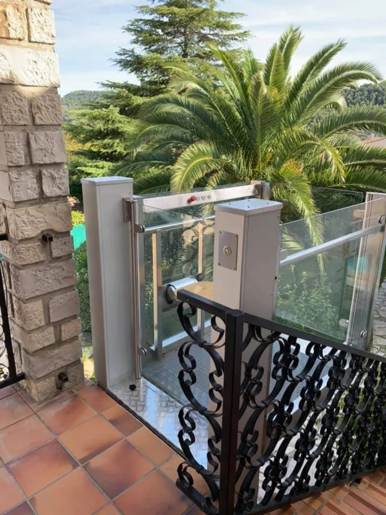 Livraison et installation d'une plateforme élévatrice Barduva RB150 dans une maison à Roquefort la Bédoule près de Cassis