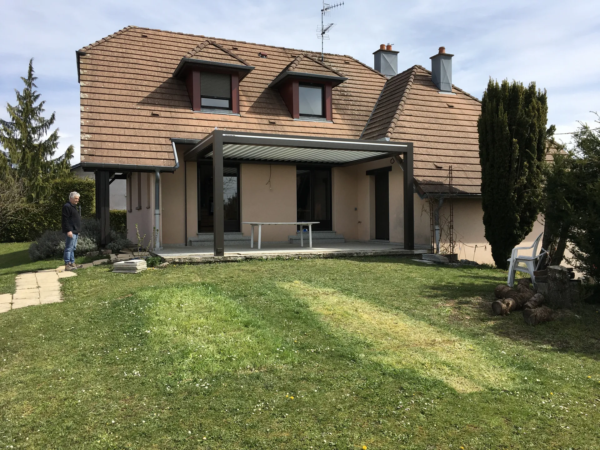 A SEVENANS 90400 Pergola bioclimatique à lames orientables 130°, robuste, élégante, coloris brun, idéale pour votre extérieur à Sevenans 90400