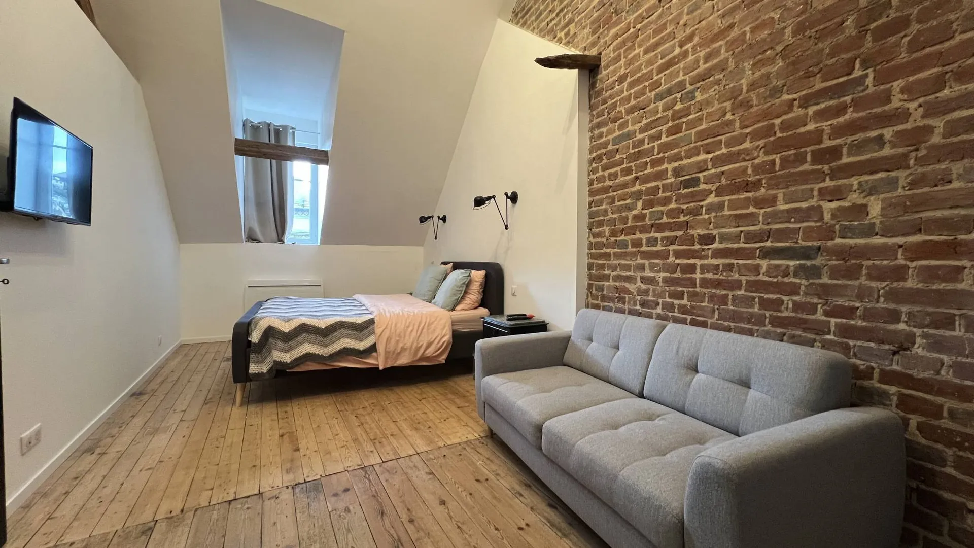 A vendre Immeuble belle époque du XVIIIème siècle, rénové entièrement d'environ 320m² en plein cœur du Tréport 76470. Composé d'un grand espace de vie en RDC et de 6 appartements