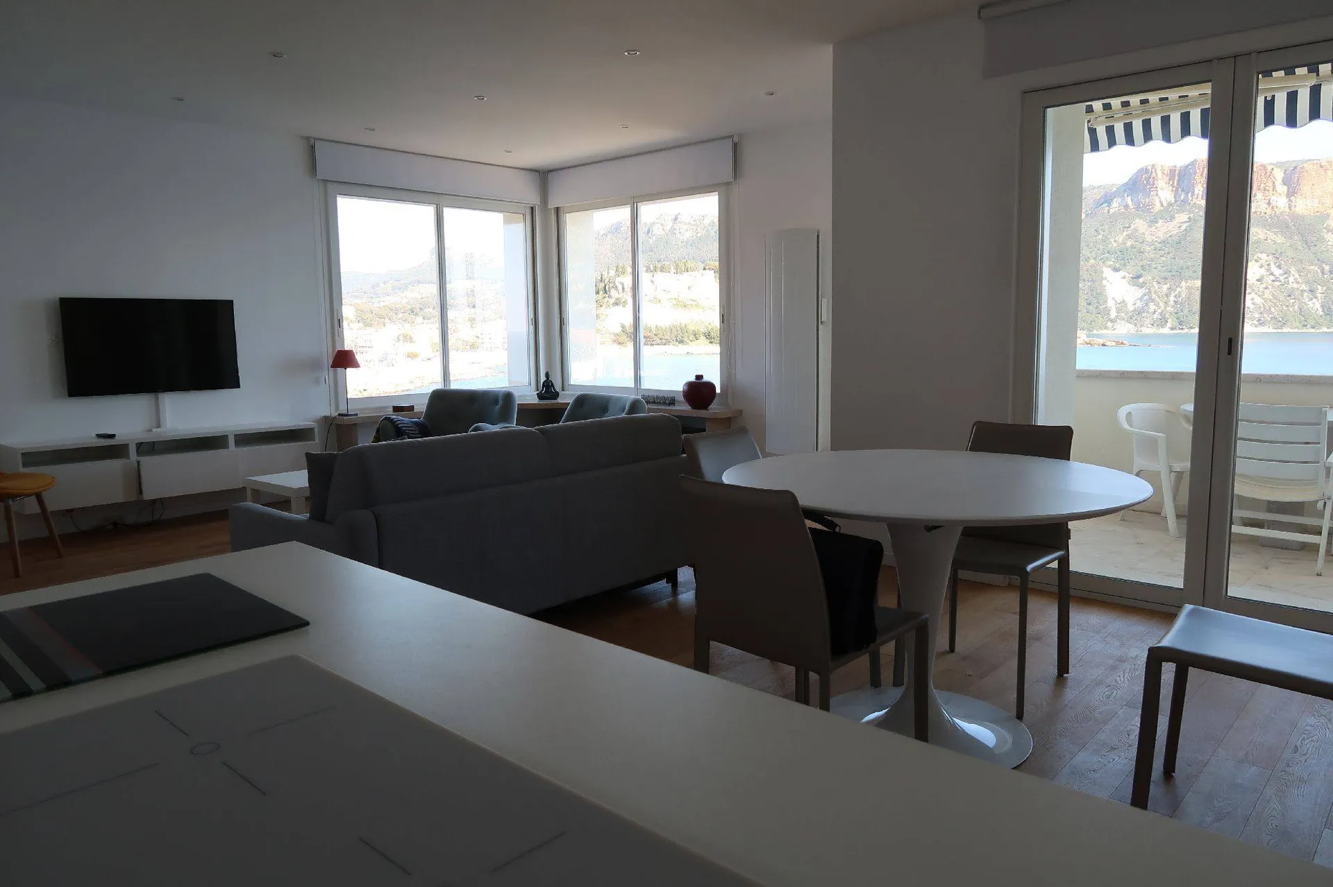 Appartement 2/3 Cassis en front de mer avec terrasse, cave et garage