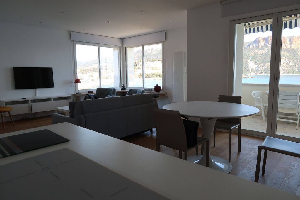 Appartement 2/3 Cassis en front de mer avec terrasse, cave et garage