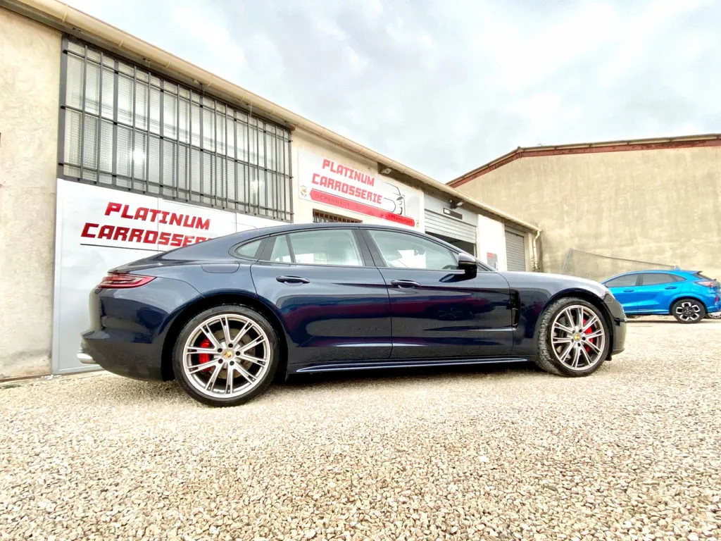 Porsche Panamera 4 e-hybrid réparation à la suite d’un accrochage Platinum Carrosserie Carnoux
