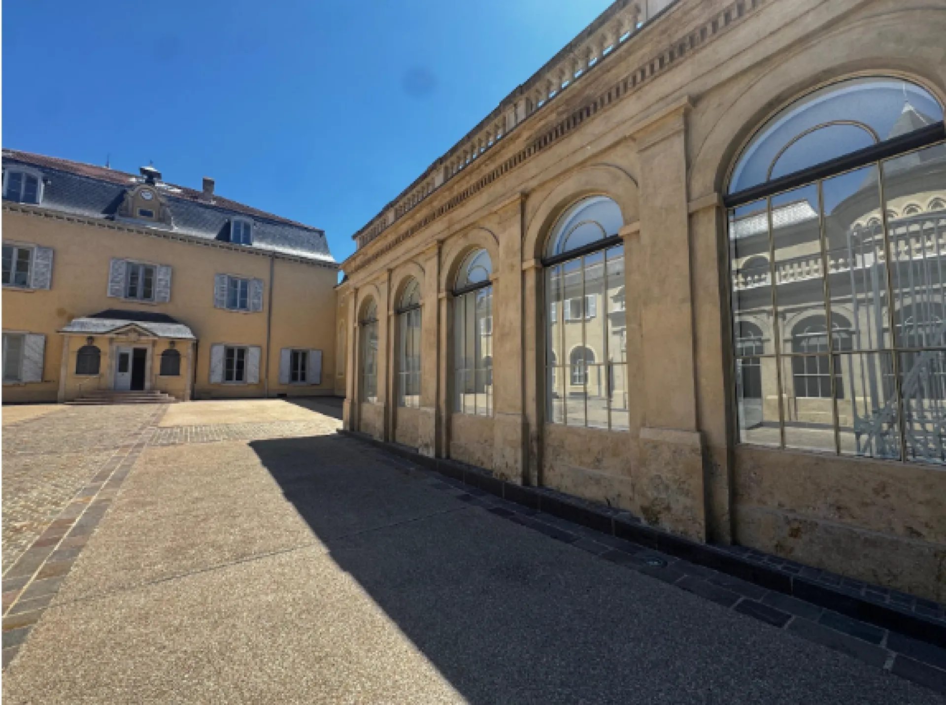 Remplacement de vitrage simple sur un bâtiment par du double vitrage à Tassin la demi lune dans l’ouest lyonnais
