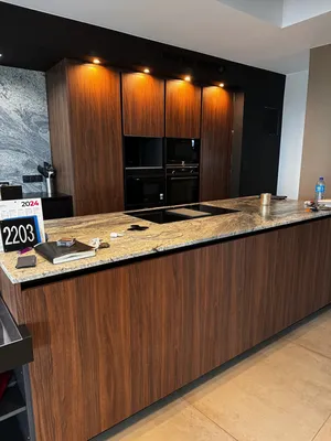 cuisine haut de gamme finition noyer, Fenix et granit