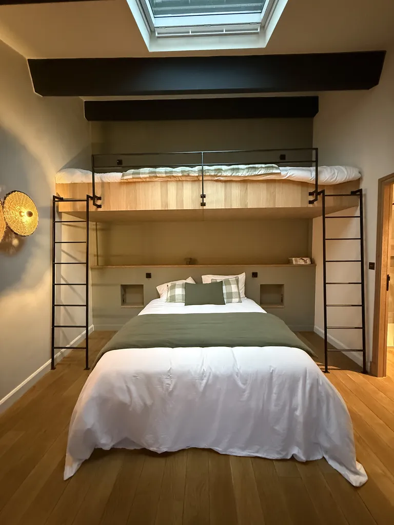 Fabrication et pose d’un lit superposé sur mesure en fer et placage chêne pour une chambre en Sud Ardèche