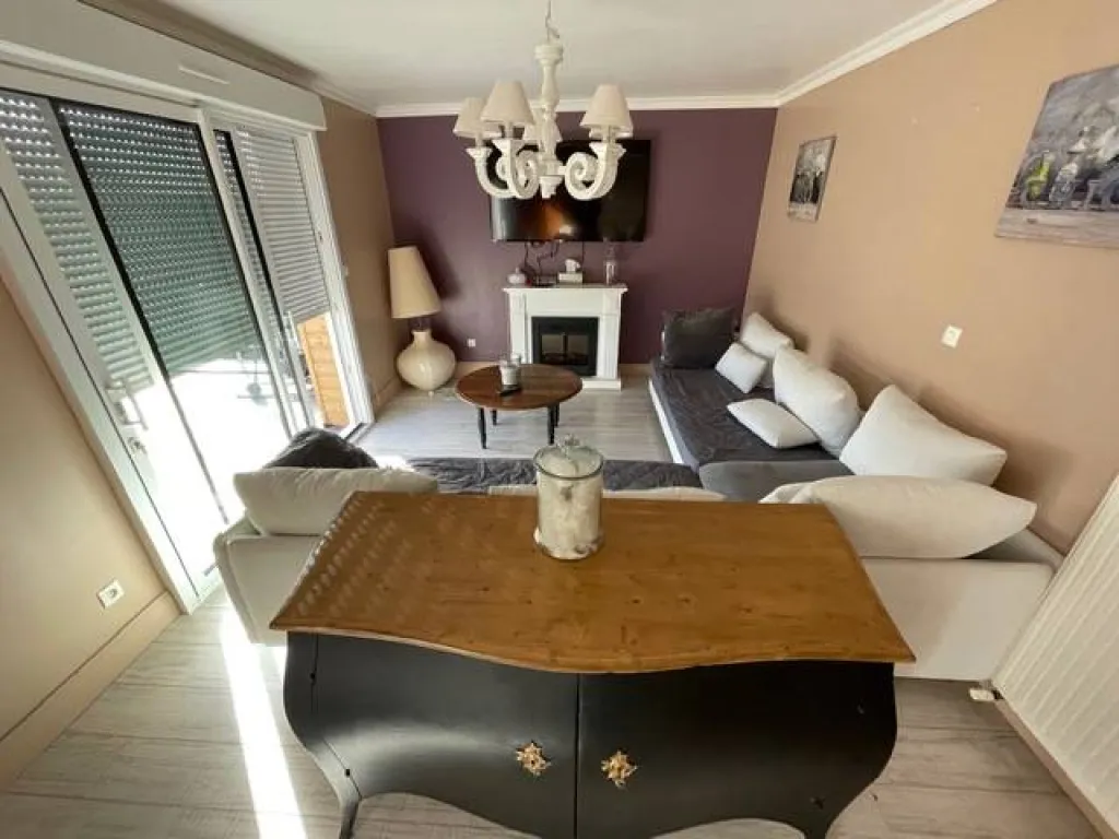 A acheter superbe maison de 160m² avec deux garages sur 2000m² de terrain sur deux niveaux sur la commune de FRENEUSE 76410