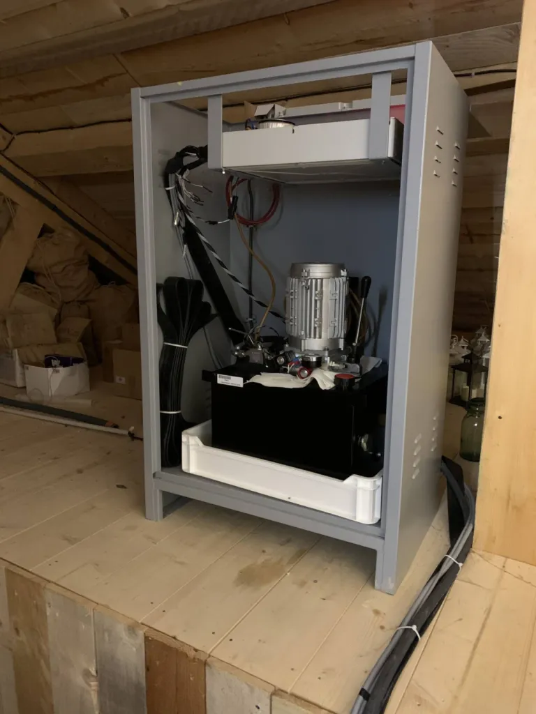 ascenseur hydraulique coffret de commandes électroniques et moteur hydraulique