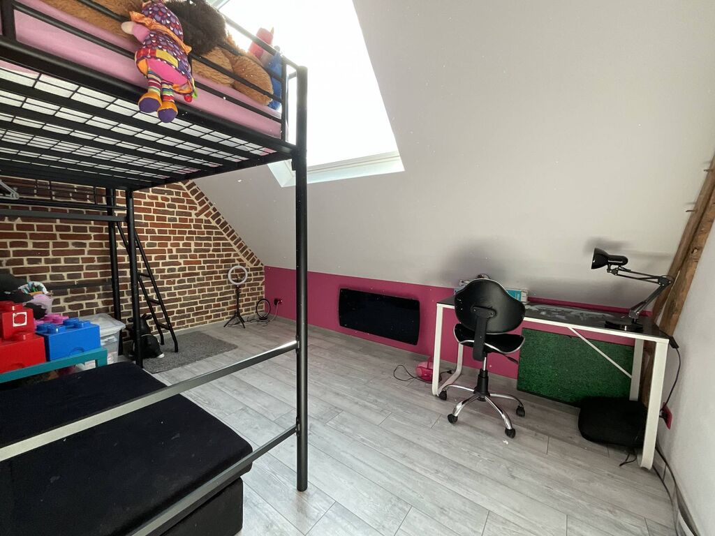 A vendre propriété de caractére avec appartement privatif avec potentiel locatif intérressant d’environ 38m² .
