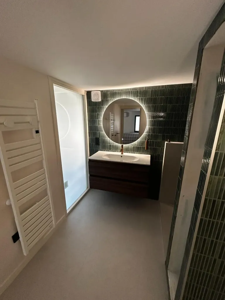 Seconde salle de bain rénovée avec aménagement fonctionnel et design contemporain