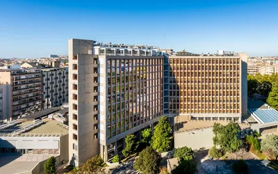 Transport ambulance longue distance pour rééducation neurologique spécialisée au centre hospitalier La Timone Marseille