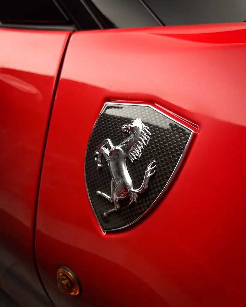 Rénovation complète du ciel de toit d’une Ferrari 488 GTB chez DSP Service
