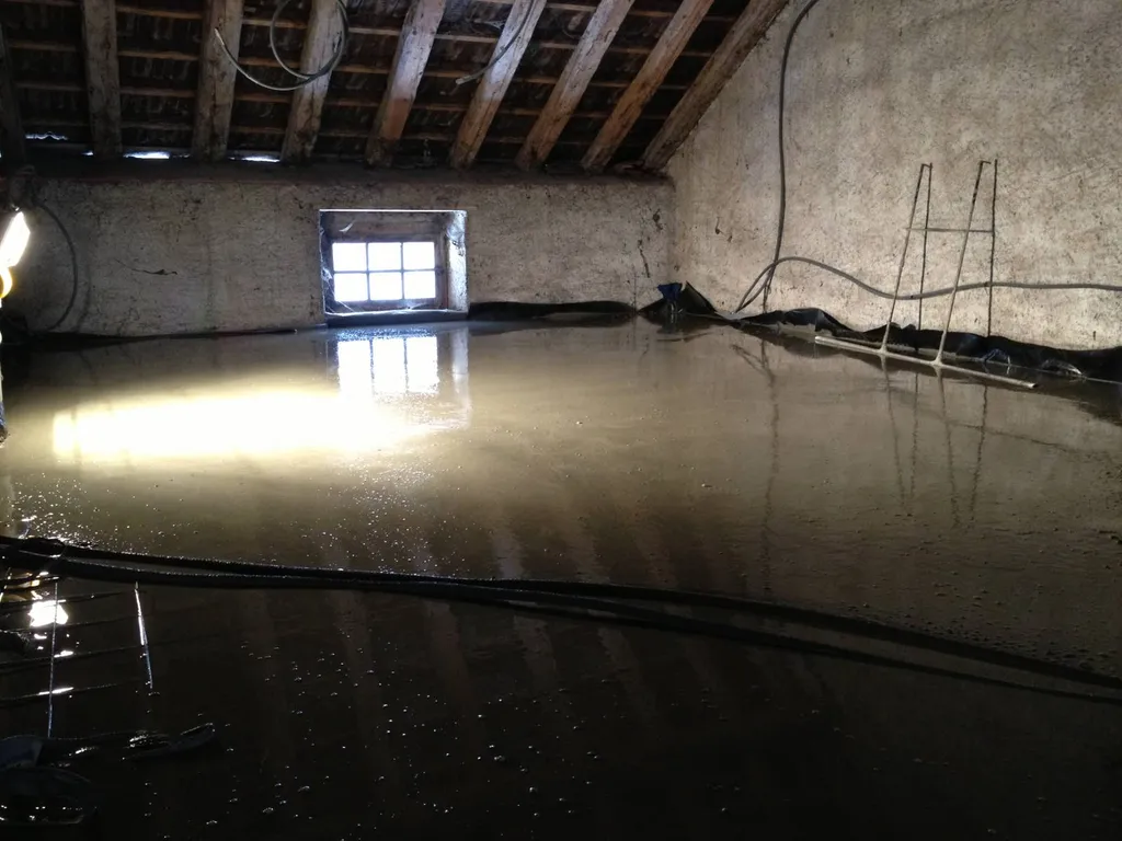 Coulage d'une dalle liquide pour une bonne isolation thermique et phonique du plancher dans le Val de Saône (69)