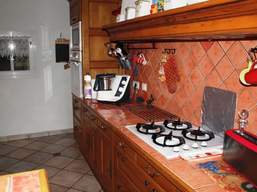 Dans le Comtat Venaissin, à vendre, mas ancien rénové avec piscine et terrasses en  