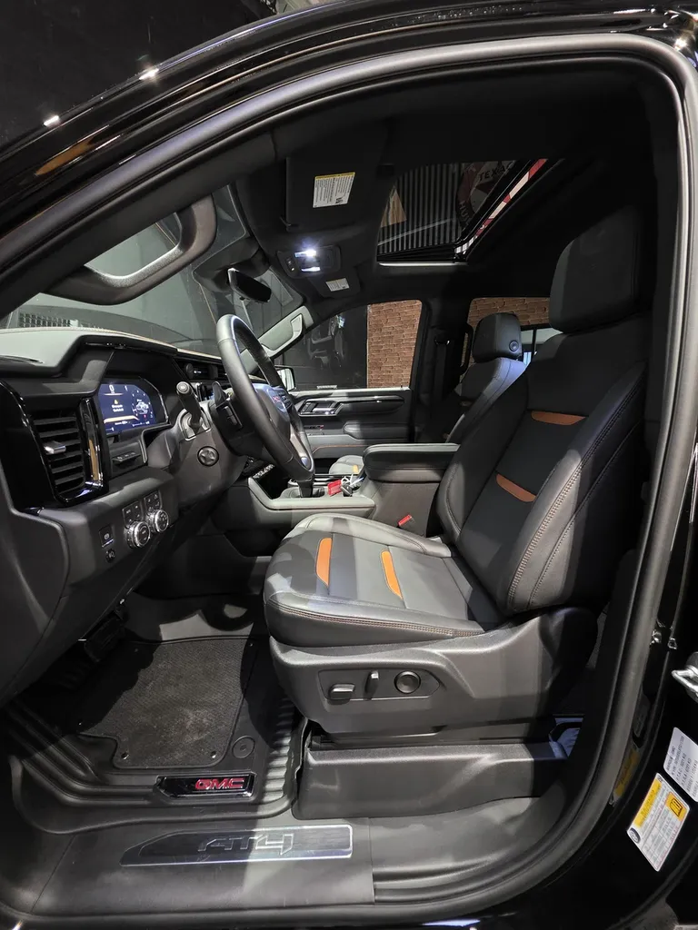 Intérieur GMC Sierra AT4 siège conducteur cuir noir et toit ouvrant – finition premium