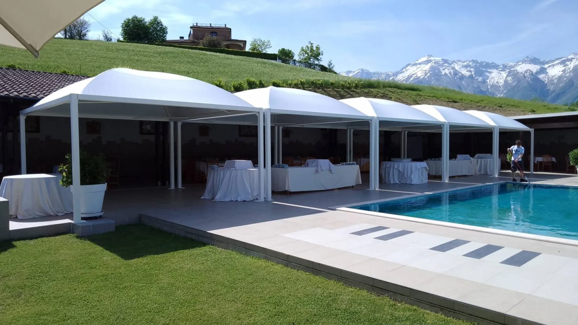 Installation de Pergola à toit fixe pour les restaurants, brasseries et plage