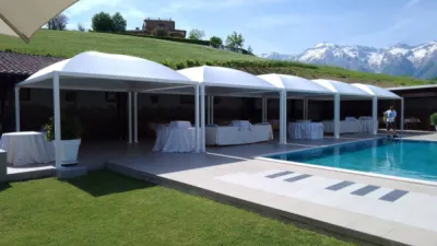 Installation de Pergola à toit fixe pour les restaurants, brasseries et plage