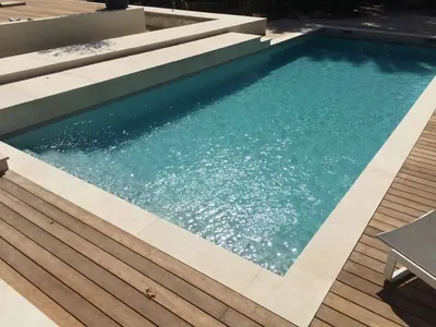 MARGELLES DE PISCINE EN PIERRE NATURELLE DE SAHARA BEIGE FINITION SABLEE BROSSEE
