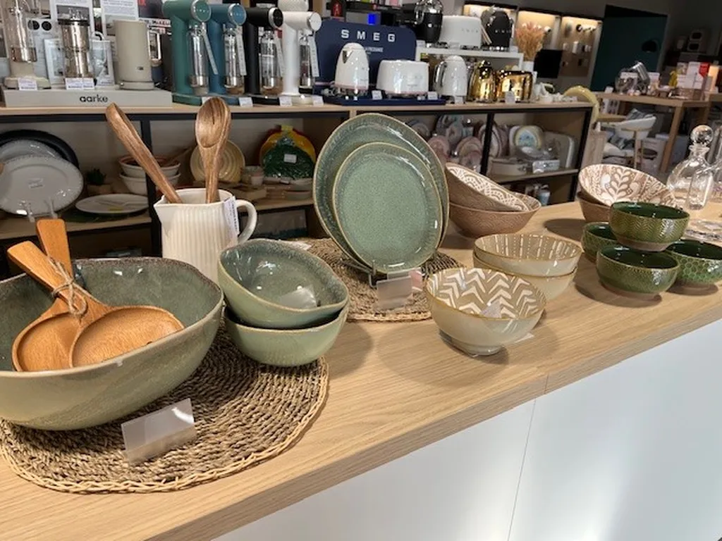 vaisselle en grès vert et beige de qualité St Etienne du Bois