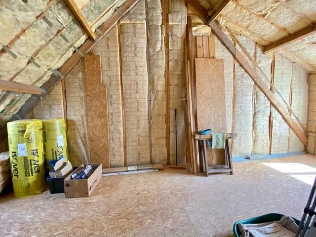 une pièce denviron 18 m² à finir pouvant servir de quatrième chambre ou de pièce de jeux