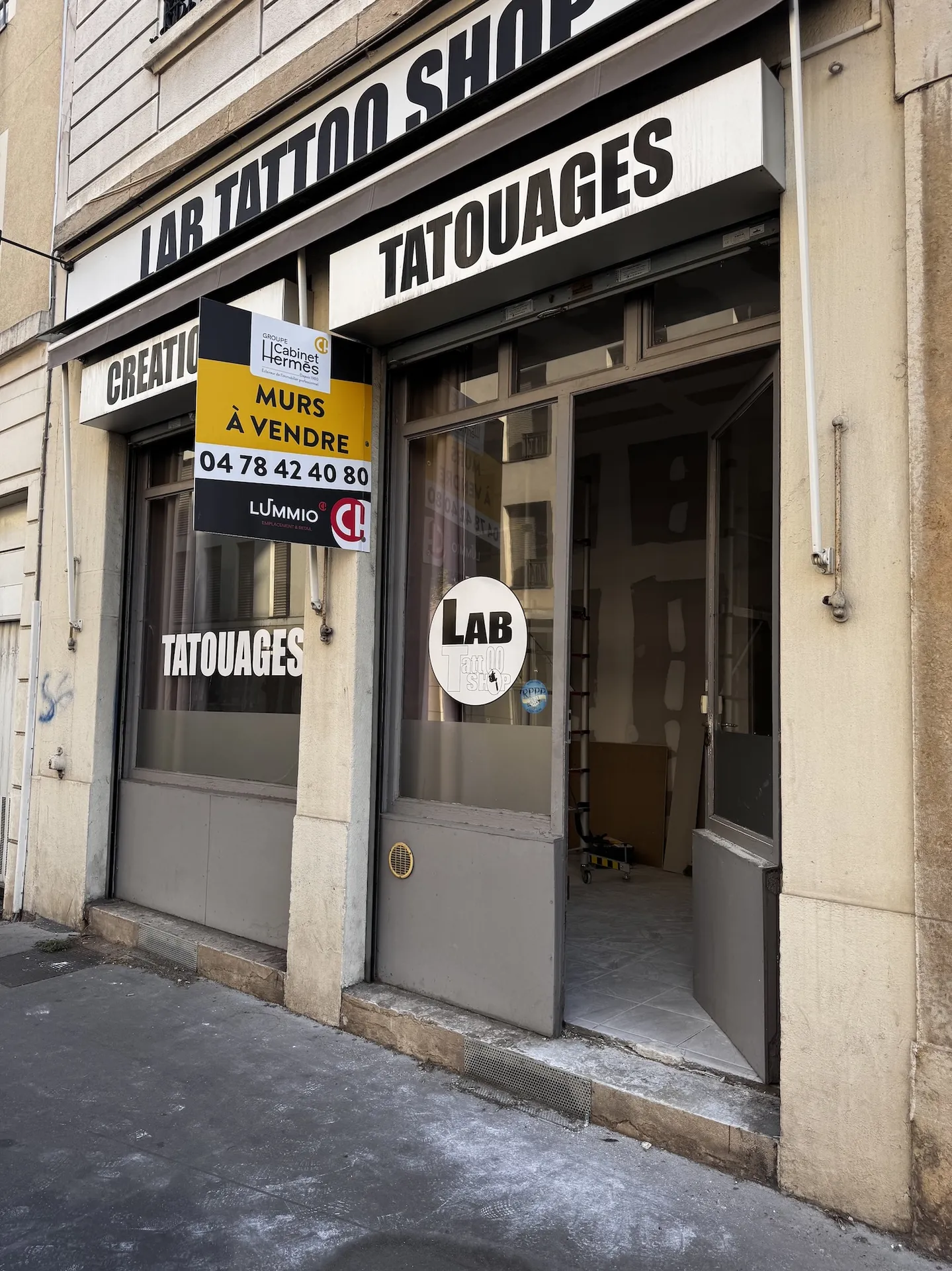 Avant le remplacement Vitrine à LYON