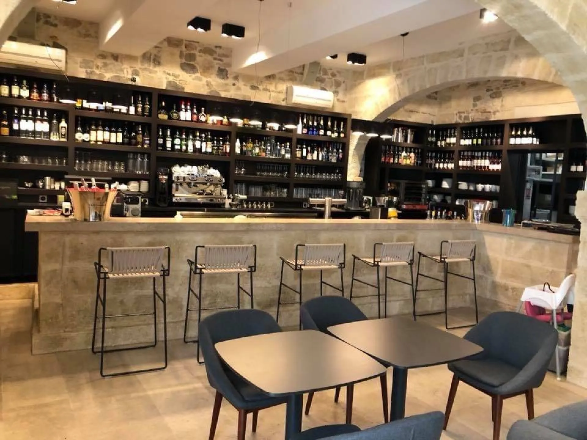 Bar, plan et comptoir en pierres naturelles Dallage intérieur en pierre naturelle rue de Bourgogne à Paris sur RDV