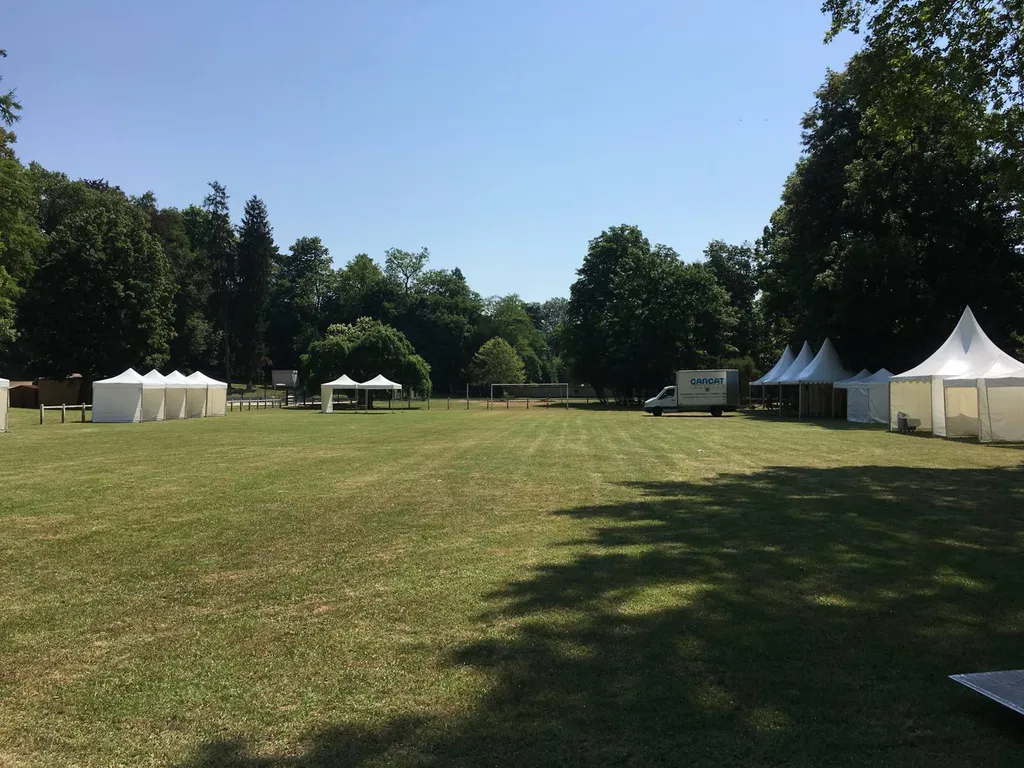 Location de tentes pour une brocante à Oullins