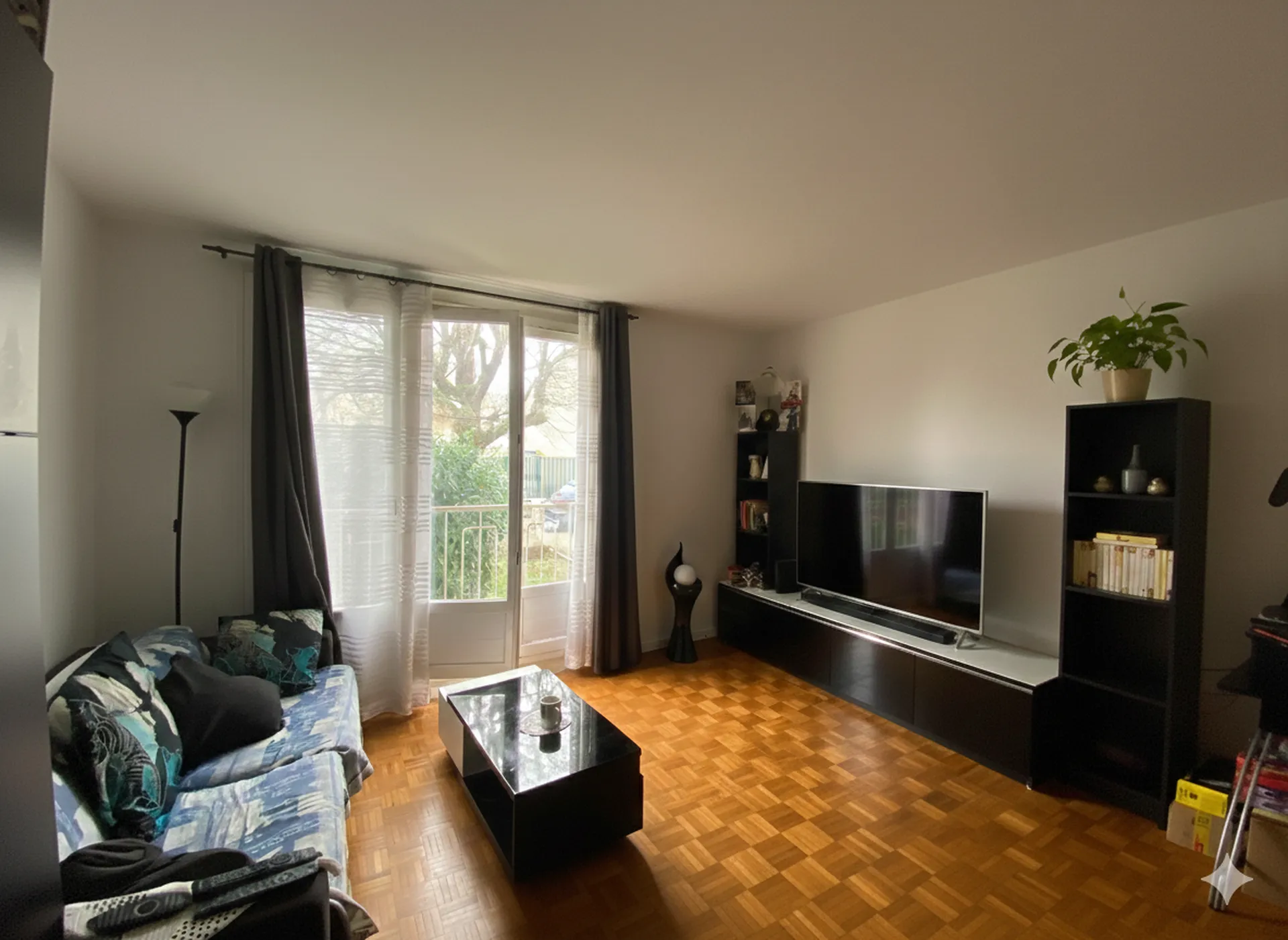 Salon vue baie lumineuse  studio au calme à Chatou à acheter chez Helix Immobilier Le Vesinet