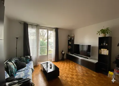 Salon vue baie lumineuse  studio au calme à Chatou à acheter chez Helix Immobilier Le Vesinet