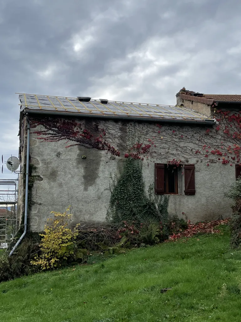 Pose des liteaux après installation du pare-vapeur dans le cadre d’une isolation de toiture performante à Beaujeu (Rhône 69)