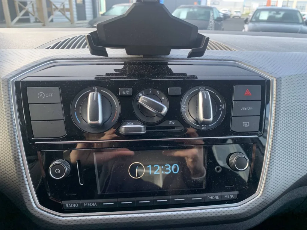 Volkswagen UP d'occasion essence 65cv proche de Caudebec