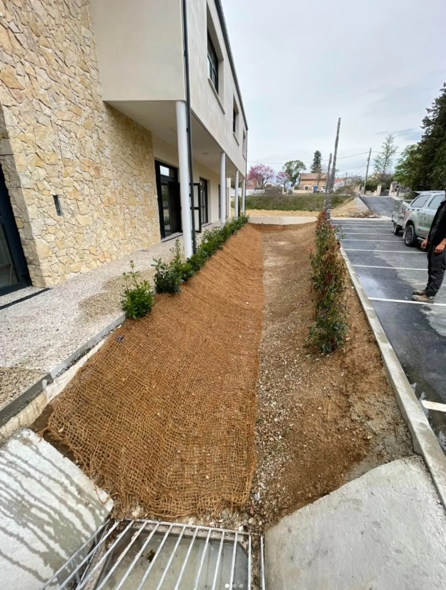 Aménagement paysager à Quissac : plantation de haie, pose de pouzzolane et semis de prairie sèche avec Vert Parc Paysagiste
