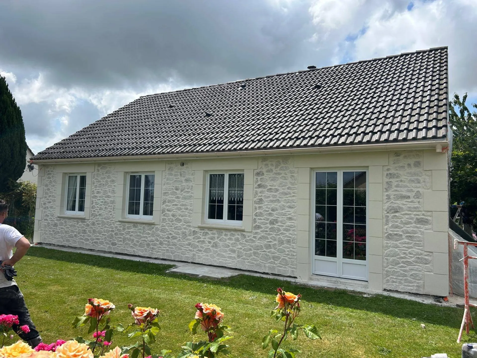 Le ravalement aspect pierre à la chaux aérienne pour les amateurs d'authenticité ou dans le cadre d'une obligation de conserver l'aspect d'origine pour les zones classées bâtiment de France