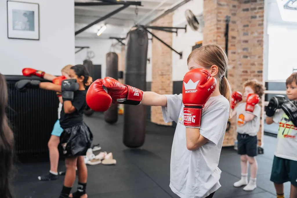 Pourquoi inscrire son enfant à la boxe à Paris ? Tout ce que les parents doivent savoir