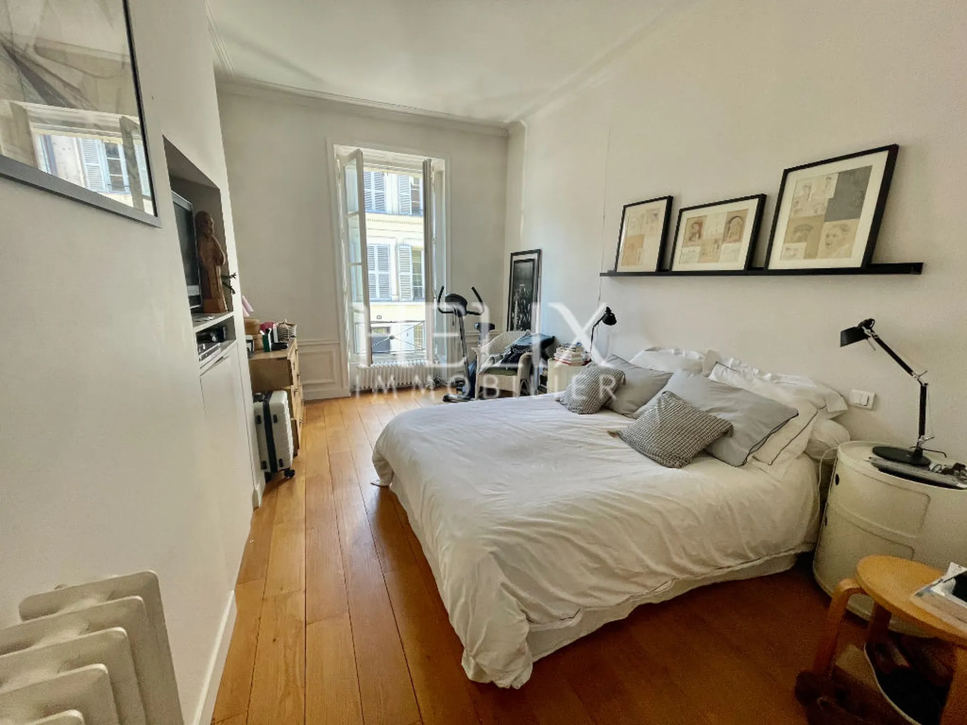 Rare dans la rue de Lorraine un appartement ancien avec cheminée, parquet, moulures et un garage