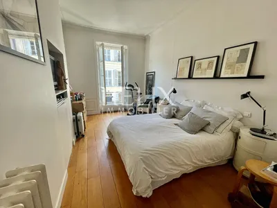 Rare dans la rue de Lorraine un appartement ancien avec cheminée, parquet, moulures et un garage