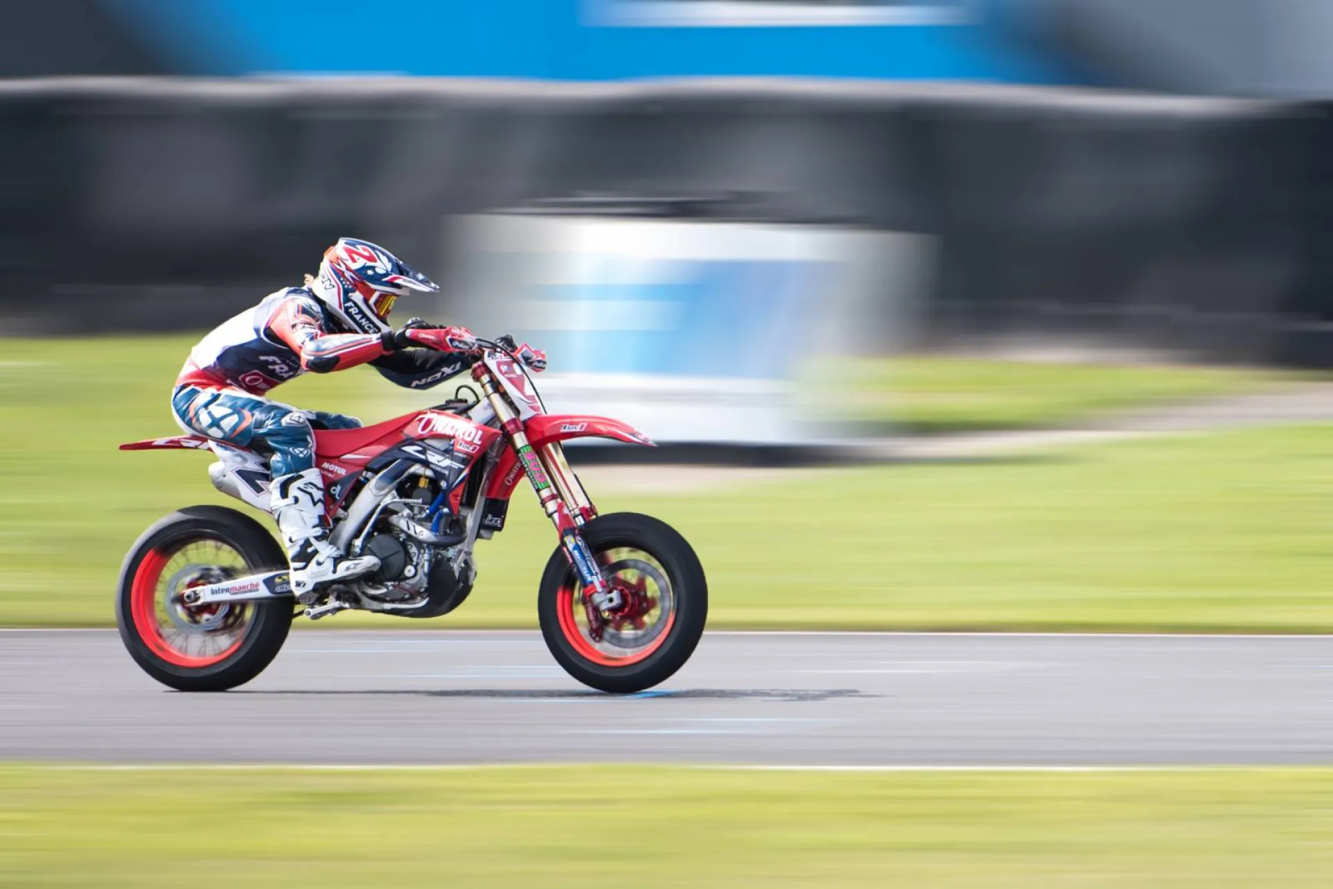 Vous chercher un photographe pour des courses moto à Tremblay en France