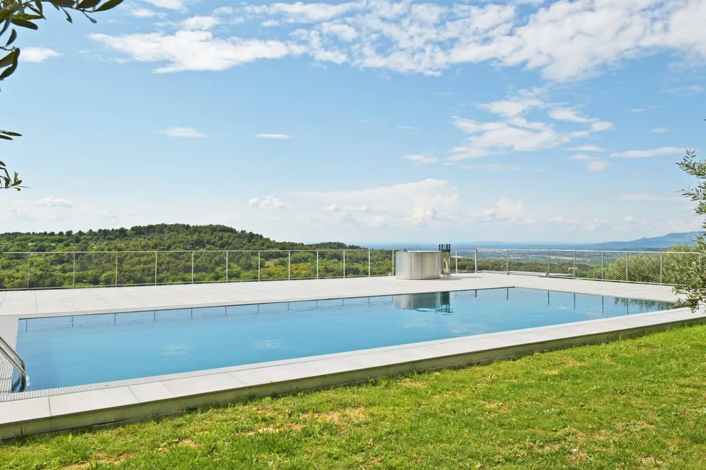 Piscine sur toit avec vue panoramique sur le Luberon à Gordes en Provence