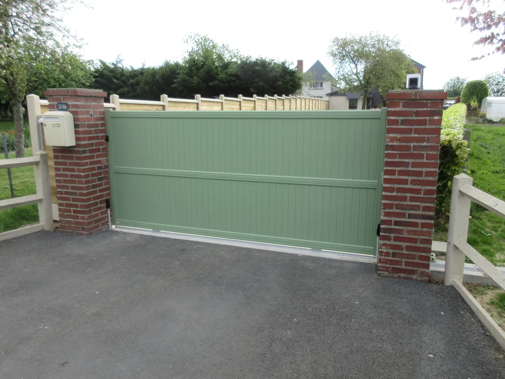 Installation de Portail coulissant motorisé, Clôtures de jardin et Portillon en aluminium à Lieurey dans l'Eure 27 et ses Alentours