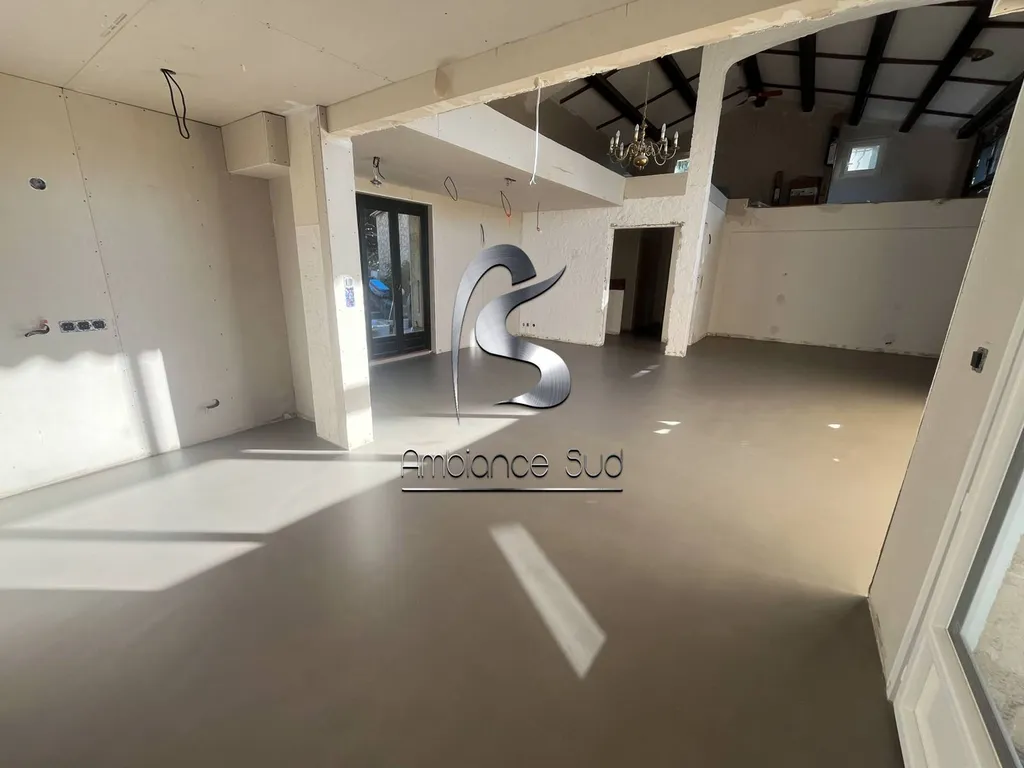 Comment réussir la rénovation d’un sol de maison à Juan-les-Pins à côté de Cannes, avec une résine effet béton ciré taloché ?