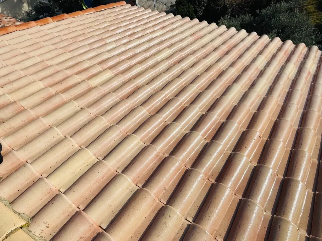Nettoyage et traitement des tuiles mécaniques Romane d’une toiture de maison près d’Aix en Provence.
