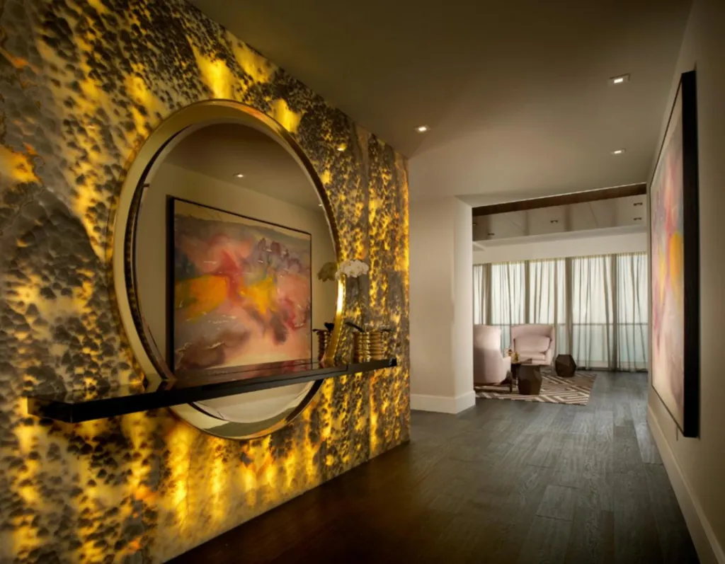 Habillage mural dans un salon en Onyx Silver rétroéclairé